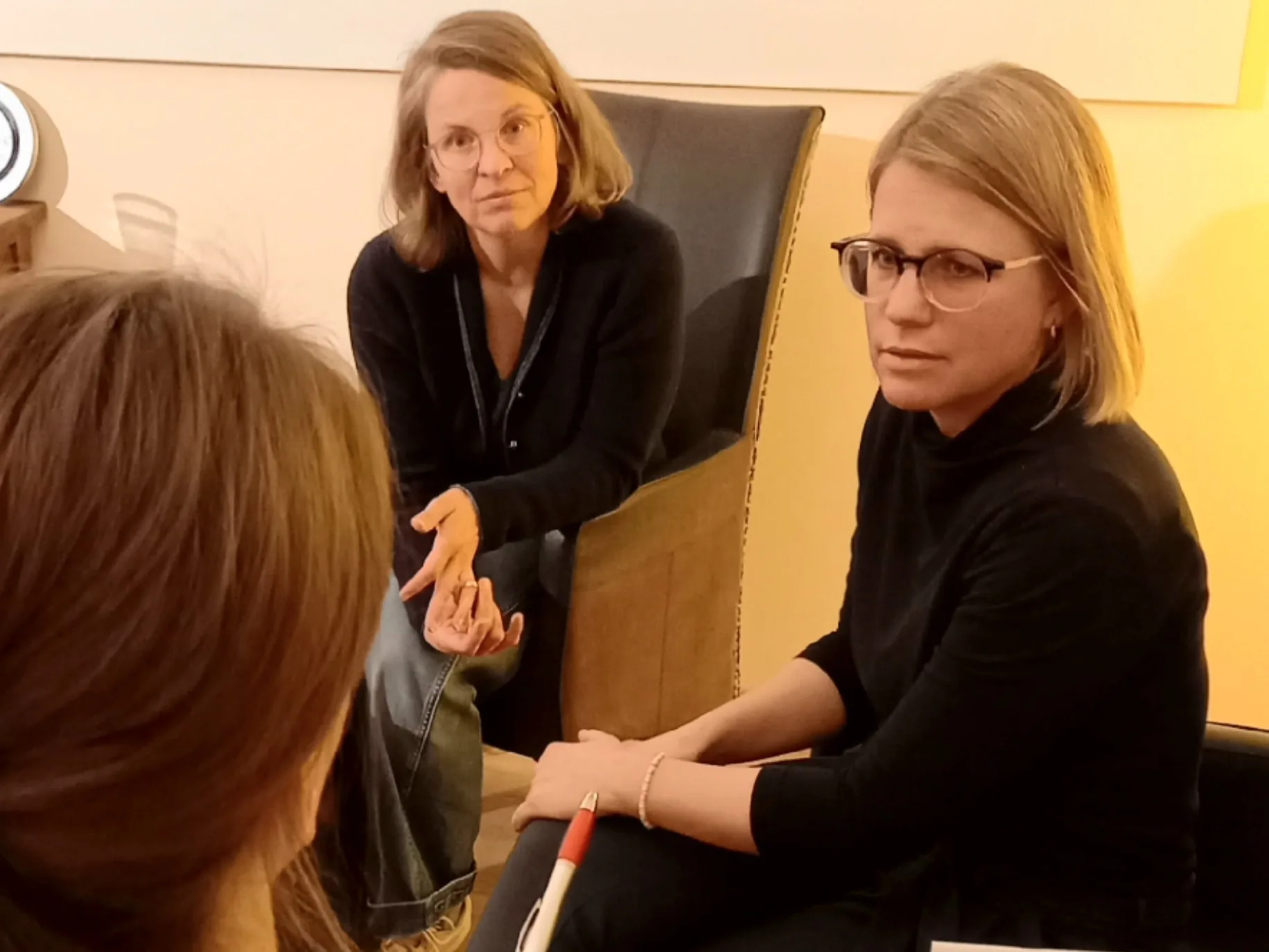 Christina Mader und Sonja Kehr sitzen im Gespräch, eine von ihnen erläutert etwas mit den Händen.