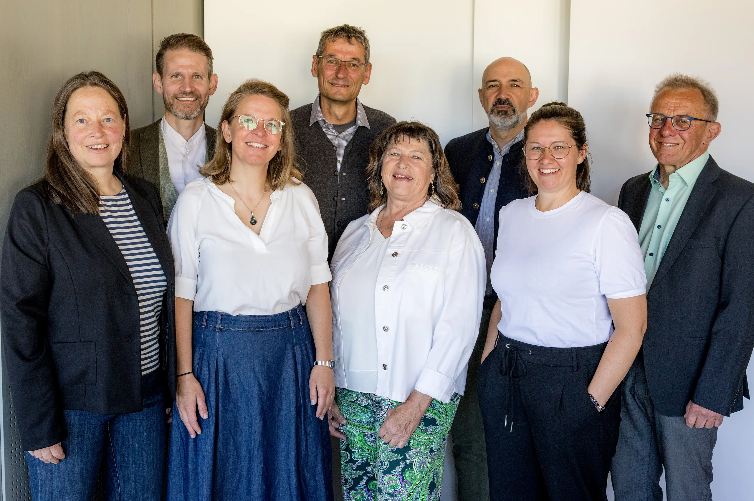 Gruppenbild der grünen Kreistagsmitglieder Martina Noichl, Christian Sprinkart, Christina Mader, Andreas Fisel, Christine Rietzler, Thomas Jortzig, Veronika Leiner und Thomas Gehring vor einer hellen Wand.