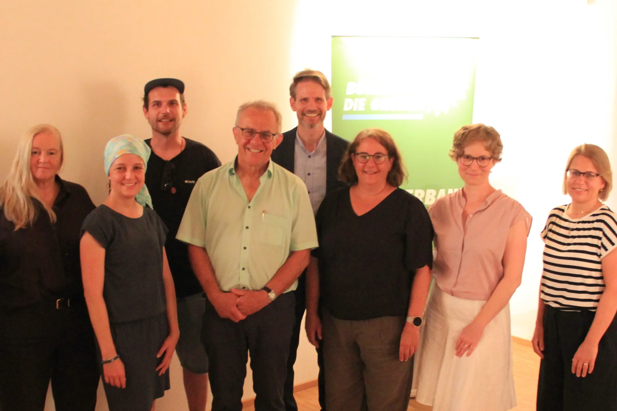 Der neu gewählte Kreisvorstand vor einem Aufsteller von BÜNDNIS 90/DIE GRÜNEN: Christiane Proch-Schneider, Martina Raue, Max Hauschild, Thomas Gehring, Christian Sprinkart, Antje Piekenbrock, Susanne Malcher und Sonja Kehr.