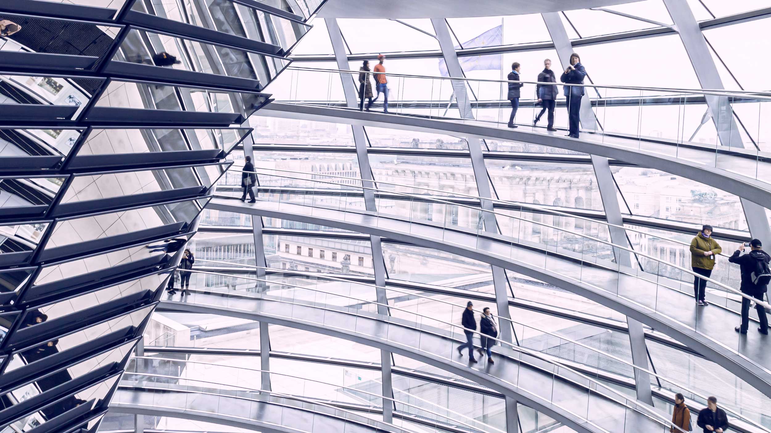 Die Glaskuppel eines Parlamentsgebäudes als Symbol für Wirtschaft, Finanzen und Bauen.